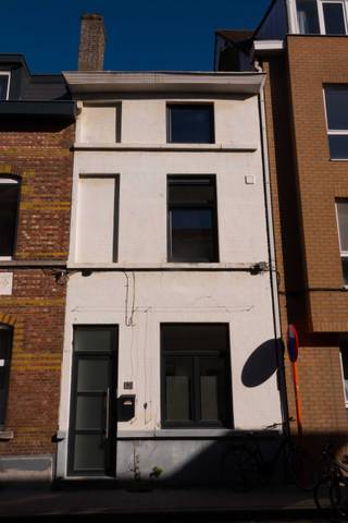 Instapklare woning met studio vlakbij station<br /><br /><br />Deze woning is uitstekend gelegen op een centrale én rustige locatie, vlakbij het station Gent-Sint-Pieters, het Miljoenenkwartier, UZ Gent en op fietsafstand van het historische centrum van Gent. Bovendien is er een vlotte verbinding naar de E40 en E17 (Mobiscore = 9.4/10). De woning werd door de jaren heen gerenoveerd met een gunstig EPC en is volledig instapklaar.<br /><br />Op het gelijkvloers begeeft u zich via de inkomhal naar de gezellige leef- en eetruimte. Aansluitend bevindt zich de volledig geïnstalleerde keuken (ingebouwde koelkast, combi-oven/microgolf, vaatwas, inductiekookplaat) met voldoende kastruimte. Achteraan is er een berging en gastentoilet. Vanuit de keuken heeft u toegang tot de aangename buitenruimte met een zonnig terras en stadstuin (40 m²). Daarnaast is er nog een ruime kelder aanwezig. <br /><br />Op de eerste verdieping bevinden zich een eerste slaapkamer en badkamer. De slaapkamer heeft nog een originele houten vloer en is uitgerust met ingebouwde kasten. De badkamer is ingericht met dubbele lavabo, inloopdouche, ligbad en aansluitingen voor wasmachine en droogkast. <br /><br />Op de bovenste verdieping bevindt zich een volledig ingerichte studio met mezzanine. De studio heeft een aparte badkamer met douche, lavabo en toilet. Verder is deze uitgerust met een eigen keuken. Perfect voor wie extra inkomsten wil door verhuur via airbnb of een student. De studio kan ook eenvoudig ingericht worden als extra slaapkamer of bureauruimte.<br /><br />Deze woning biedt een mooie opportuniteit voor wie op zoek is naar een woning met sterke ligging, aangename stadstuin en verhuurpotentieel. De bezoekdagen worden georganiseerd op 8, 9 en 10 mei. Inschrijven kan via de volgende link: https://calendly.com/jonashauttekeete/bezoekdaguilkensstraat91. De woning is beschikbaar begin september. Voor verdere vragen kan je contact opnemen via uilkensstraat91gent@gmail.com. <br /><br />-GEEN IMMO-