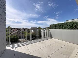 6% BTW mogelijk. Nieuwbouw hoekappartement met zuidwest oriëntatie gelegen op de tweede verdieping van de Residentie AQUILO, een stijlvolle nieuwbouwresidentie waar comfortabel wonen en de charme van de Belgische kust samenkomen. Het project bestaat uit 16 moderne appartementen met twee of drie slaapkamers, elk afgewerkt met duurzame en kwalitatieve materialen.  De woonruimtes zijn ruim opgevat en baden in een sfeer van rust, licht en verfijning. Voor de appartementen op de tweede verdieping is een ruime zolderberging inbegrepen, wat zorgt voor extra praktische opbergruimte.  Bij het ontwerp werd niet alleen aandacht besteed aan esthetiek en comfort, maar ook aan energieprestaties en duurzaamheid. Elke woonunit beschikt over eigen zonnepanelen en wordt uitgerust met een warmtepomp, performante isolatie en een ventilatiesysteem D, wat bijdraagt aan een energiezuinige en toekomstgerichte woonkwaliteit.  Ondergronds is er de mogelijkheid om een afgesloten garage of private berging bij te kopen. Ref. Aquilo 152 - 0201