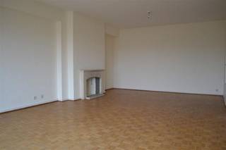 <p><span>Ruim en lichtrijk appartement op de 10de verdieping met uniek zicht op Square Marie Louise. Inkomhal met vestiaire en berging. Leefruimte met grote raam partij en compact balkon. Aparte ingerichte keuken met kasten en toestellen. Aan de achterkant, 2 ruime slaapkamers, een apart toilet en badkamer met ligbad en dubbele lavabo. Privatieve kelder en de mogelijkheid tot het huren van een parkeerplaats in het gebouw (+ € 100). Zeer goede ligging, vlakbij de Europese instellingen, het openbaar vervoer, invalswegen en winkels.</span></p>