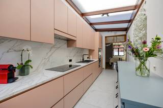 <p><em>Deze gezellige stadswoning op een </em><strong><em>perceel van 2a30ca</em></strong><em> beschikt over een bewoonbare oppervlakte van 160 m² en is rustig gelegen, op wandelafstand van het stadscentrum, scholen en dagelijkse voorzieningen. De woning combineert authentieke charme met hedendaags wooncomfort en is ideaal voor wie centraal én rustig wil wonen.</em></p><p>De hoge plafonds creëren een aangenaam gevoel van ruimte. De kwalitatieve <strong>Dovy-keuken met lichtstraat</strong> zorgt voor een mooie natuurlijke lichtinval. Vanuit de keuken is er rechtstreeks toegang tot het terras en de tuin. De badkamer beschikt over zowel een ligbad als inloopdouche.<br />De originele deuren tussen keuken en eetkamer werden door de eigenaar zorgvuldig bewaard.<br />Op de verdieping bevinden zich <strong>twee ruime slaapkamers</strong> met plankenvloer.<br />De <strong>zolderruimte</strong> hoeft slechts beperkt afgewerkt te worden en biedt bijkomende mogelijkheden. De laminaatvloer is beschikbaar via de eigenaar.<br />Stockeren? Een handige berging en kelder zijn aanwezig.<br />Via de keuken bereik je rechtstreeks het zonnige terras, tuin en speelbos.</p>