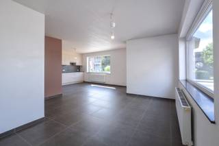 Gelijkvloers appartement op centrale ligging in Oudenburg. Het appartement bestaat uit een inkomhal, apart toilet, lichtrijke leefruimte met open keuken. Verder is er nog een bureauruimte, 1 slaapkamer, een berging en een badkamer. Er kan ook gebruikt gemaakt worden van een koertje.<br /><br />Totale oppervlakte: 77m² - Centrale verwarming op aardgas - Maandelijkse huurprijs: €660,00 en gemeenschappelijke kosten €50/ maand - Beschikbaar vanaf 01/07/2026 - EPC : 126kWh/m² - Ref: OU28850