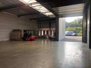 <span><span>Magazijn 255m² met kantoorruimte van 136m²met sectionaal poort gelegen aan de E19 afrit Mechelen-Zuid.</span></span><br />
<ul>
<li>KMO-unit van 255m² (unit 3)</li>
<li>Kantoren van in totaal 136m² (gekoppeld met “KMO-unit 3”)</li>
<li>Uitstekende bereikbaarheid door ligging aan de op- en afrit van E19 Antwerpen-Brussel</li>
<li>Uniek aanbod in een markt met een hoge vraag</li>
<li>Hoogte KMO-unit: +/-6m</li>
<li>Beschikbaar vanaf 1/3/2026</li>
</ul>