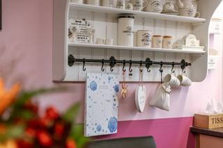 <p>Langs de Brugsestraat in Zedelgem bevindt zich deze charmante en bijzonder ruime woning. Dankzij de centrale ligging geniet u van een uitstekende bereikbaarheid naar Brugge, Torhout, Roeselare en Kortrijk, terwijl winkels, scholen en openbaar vervoer zich op korte afstand bevinden.</p>
<p><br />Bij het binnenkomen wordt u verwelkomd in een lichtrijke leefruimte met een gezellige open haard en karaktervolle elementen die zorgen voor een warme sfeer. Aansluitend bevindt zich de ruime eetplaats en een polyvalente ruimte die perfect kan dienen als bureau, speelkamer of hobbyruimte.</p>
<p><br />De volledig geïnstalleerde keuken vormt het hart van de woning en beschikt over kwalitatieve inbouwkasten, een ruim kookeiland en veel natuurlijk licht dankzij de grote raampartijen.</p>
<p><br />Verder beschikt de woning over een comfortabele badkamer met ligbad, regendouche en dubbele lavabo. Op de verdieping bevinden zich vier ruime slaapkamers met ingebouwde kasten en veel lichtinval.</p>
<p><br />Buiten geniet u van een ruim terras en een zwembad, waar u in alle privacy kan ontspannen.</p>
<p><br />Troeven:<br />• 4 ruime slaapkamers<br />• Lichtrijke leefruimtes<br />• Gezellige woonkamer met open haard<br />• Polyvalente bureau- of hobbyruimte<br />• Volledig uitgeruste keuken met kookeiland<br />• Badkamer met ligbad en regendouche<br />• Ruim terras en zwembad<br />• Centrale ligging met vlotte bereikbaarheid</p>
<p><br />Deze woning combineert ruimte, comfort en een uitstekende ligging, ideaal voor gezinnen die op zoek zijn naar een instapklare thuis met tal van mogelijkheden.</p>
<p><br />Voor meer informatie of een bezoek, contacteer Simon via simon@vicusvastgoed.be of op het nummer 0498 12 37 08.</p>