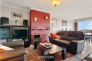 Voor meer info en foto’s, surf naar www.swevers.be – Ruim appartement met panoramisch uitzicht en garagebox nabij het centrum van Hasselt. Dit instapklare appartement biedt een aangename woonomgeving met veel lichtinval en een praktische indeling. De ruime leefruimte sluit aan op het terras waar u geniet van een open zicht over de omgeving. De keuken is functioneel ingericht en voorzien van de nodige toestellen. Verder beschikt het appartement over meerdere slaapkamers, een badkamer en voldoende bergruimte.<br /><br />Dankzij de centrale ligging bevinden winkels, scholen, openbaar vervoer en het bruisende stadscentrum van Hasselt zich op korte afstand. Bovendien zorgt de nabijheid van belangrijke invalswegen voor een vlotte verbinding naar omliggende gemeenten. Een extra troef is de privatieve garagebox, ideaal voor het veilig parkeren van uw wagen of extra opslagruimte.<br /><br />Dit appartement vormt een interessante opportuniteit voor wie op zoek is naar comfortabel wonen op een goed bereikbare locatie, zowel voor eigen bewoning als investering. Voor meer informatie, bel 011 255 155. Bron bewoonbare oppervlakte: EPC – verslag.