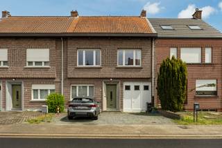 <p>Bent u op zoek naar een woning met veel opslagruimte, een praktische werkplaats of een combinatie van beide? Dan is deze woning met garage en aansluitend magazijn precies wat u zoekt.</p>
<p><strong>GELIJKVLOERS<br /></strong>Inkomhal 8m² op tegel.<br />Ruime woonkamer 35m² op laminaat met 2,9m hoge plafonds.<br />Keuken 11m² op tegel met keramische kookplaat, vaatwasser, oven, dubbele spoelbak en ontbijthoek.<br />Wasplaats 13m² op tegel met aansluiting voor wasmachine en droogkast.<br />De garage van 25m² beschikt over hoge plafonds, wat zorgt voor een ruimte gevoel en extra mogelijkheden voor stockage, hobby -of werkruimte.<br />Aansluitend bevindt zich een werkplaats van 41m², ideaal voor zelfstandigen of autoliefhebbers.</p>
<p>Kelder 20m² met toegang tot de kruipruimte.</p>
<p>Zonnige tuin van ca. 620m² met tuinberging.</p>
<p>1STE VERDIEPING<br />Overloop 10m² op laminaat met vaste trap naar de 2<sup>de</sup> verdieping.<br />Hoofdslaapkamer 16m² op laminaat met ingemaakte kasten.<br />Badkamer 12m² op tegel met ligbad, douche, dubbel lavabomeubel en toilet.<br />2de slaapkamer 15m² op laminaat.<br />3de slaapkamer 14m² op laminaat.</p>
<p>2DE VERDIEPING<br />De 2<sup>de</sup> verdieping op beton van ongeveer 70m² biedt tal van mogelijkheden en kan volledig naar eigen wens worden ingericht en opgedeeld worden in verschillende kamers.</p>
<p>BIJZONDERHEDEN<br />Deze woning valt onder de renovatieplicht. Binnen de 6 jaar na aankoop dient deze energetisch gerenoveerd te worden naar minstens een EPC score D.<br />De vermelde “bewoonbare oppervlakte” is gebaseerd op de “bruikbare vloeroppervlakte” zoals vermeld in het EPC.<br />Regenwaterput, plintverwarming, dubbele beglazing, houten schrijnwerk, pvc rolluiken.</p>
<p>POSITIEVE PUNTEN<br />Zonnige tuin<br />Hoge plafonds<br />Ideaal wonen/werken<br />Ruime garage met werkplaats<br />Veelzijdige 2<sup>de</sup> verdieping met tal van mogelijkheden.</p>