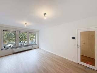 rBRUSSEL, in het hart van Brussel, vlakbij de Congreskolom, niet ver van de Grote Markt, volledig gerenoveerd appartement met 1 slaapkamer van ± 78...