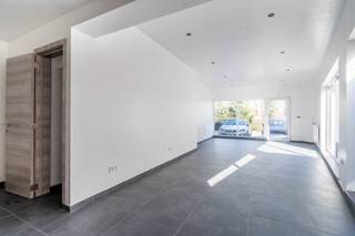 <div>Handelspand te huur 85 m² met grote raampartijen en praktische indeling centrale ligging.</div>
<div></div>
<div>Bent u op zoek naar een strategisch gelegen handelspand met optimale zichtbaarheid en een praktische inrichting? Dit handelspand van 85 m² biedt alles wat u nodig heeft voor uw onderneming!</div>
<div></div>
<div>Kenmerken van het pand:</div>
<div><span> </span>•<span> </span>Grote raampartijen aan de voorzijde zorgen voor veel natuurlijk licht én maximale visibiliteit voor uw zaak.</div>
<div><span> </span>•<span> </span>Open winkelruimte met flexibele indeling, ideaal voor zowel retail, dienstverlening als kantoorruimte.</div>
<div><span> </span>•<span> </span>Aparte sanitaire voorzieningen voor klanten en personeel.</div>
<div><span> </span>•<span> </span>Praktische berging/stockageruimte.</div>
<div></div>
<div>Ligging:</div>
<div>Gelegen op een vlot bereikbare locatie met passage. Goede verbindingen en parkeermogelijkheden aan het handelspand.</div>
<div></div>
<div>Ideaal voor:</div>
<div>Boetiek, kantoor, kapsalon, showroom, praktijkruimte, enz.</div>
<div></div>
<div>Interesse?</div>
<div>Neem vandaag nog contact met ons op voor meer info of een bezoek ter plaatse!</div>
<div></div>
<div>Wens je een gratis schatting? Vergeet dan zeker geen contact met ons op te nemen!</div>
<div>Contacteer ons voor meer info op 016 90 10 21 of info@future-home.be.</div>
<div></div>
<div>EPC: D 202412100003468872KNR1</div>
<div></div>
<div>Asbestveilig</div>
<div>Woongebied, Vergunning, Geen verkavelingsvergunning, Geen dagvaarding, Geen voorkooprecht</div>
<div></div>