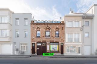 Ontdek dit uitzonderlijk veelzijdige pand gelegen in de Ontmijnersstraat 5-7 te Blankenberge, op een strategische toplocatie vlakbij het centrum. Met een perceeloppervlakte van maar liefst 349 m² biedt dit eigendom een waaier aan opportuniteiten voor zowel investeerders, ondernemers als ontwikkelaars.<br /><br />Het gebouw is momenteel vergund als eengezinswoning met handels- of ambachtsruimte op het gelijkvloers, wat meteen tal van gebruiksmogelijkheden opent. Op heden bevindt zich op het gelijkvloers een ruime handelsruimte/loods, terwijl het eerste verdiep ingericht is als woonst. Deze combinatie maakt het pand ideaal voor wie wonen en werken wenst te combineren, maar evengoed voor een rendabele herontwikkeling.<br /><br />Dankzij de stedenbouwkundige mogelijkheden kan het pand verder geoptimaliseerd worden: opdeling in meerdere entiteiten, optopping (extra verdieping mogelijk) of herinrichting naar een puur commercieel project behoren allemaal tot de opties. Bovendien zijn er momenteel 5 autostaanplaatsen binnenin het gebouw aanwezig en bestaat de mogelijkheid om bijkomende garageboxen te creëren, wat een extra troef vormt in deze omgeving.<br /><br />De polyvalente invulling maakt dit pand bijzonder geschikt voor diverse commerciële activiteiten zoals winkels, een fitnessruimte, ateliers of andere handelszaken. De uitstekende ligging, gecombineerd met de flexibiliteit van het gebouw, zorgt voor een investering met aanzienlijk potentieel.<br /><br />Kortom, een unieke opportuniteit voor wie op zoek is naar een eigendom met toekomstmogelijkheden en sterke ontwikkelingsperspectieven aan de kust.<br /><br />Interesse in deze unieke opportuniteit? Contacteer ons vandaag nog voor meer informatie of een bezoek ter plaatse.<br /><br />