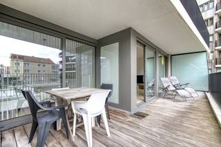 In de recente <strong>Residentie Crystal</strong>, bouwjaar 2020, bevindt zich dit instapklare gelijkvloerse appartement. Een eigentijdse woonst die comfort, licht en een uitstekende ligging combineert.<br /><strong>Absolute troef</strong> is het ruime, volledig zuidgerichte zonneterras met open zicht op het verwarmde zwembad. Dit zwembad bevindt zich in het gebouw en is exclusief toegankelijk voor de mede-eigenaars. Rondom het gebouw is er bovendien gratis parkeergelegenheid. Daarnaast bestaat de mogelijkheid om een private staanplaats in het gebouw aan te kopen.<br />De ligging is bijzonder gunstig: de zeedijk, restaurants, winkels en openbaar vervoer bevinden zich op wandelafstand, wat deze eigendom ideaal maakt als vaste woonst, tweede verblijf of investering.<br /><strong>Indeling</strong>
<ul>
	<li><span>Inkomhal met aparte berging</span></li>
	<li><span>Zonnige woonkamer en eetplaats</span></li>
	<li><span>Groot schuifraam met directe toegang tot het ruime zonneterras</span></li>
	<li><span>Badkamer uitgerust met douche en lavabo</span></li>
	<li><span>Eén volwaardige slaapkamer met toegang tot het terras</span></li>
</ul>
<strong>Technische kenmerken</strong>

<ul>
	<li><span>Fietsenberging aanwezig in het gebouw</span></li>
	<li><span>Schrijnwerk in PVC en aluminium met hoogrendementsbeglazing</span></li>
	<li><span>Elektrische installatie conform het AREI</span></li>
	<li><span>Uitstekende energiescore</span></li>
</ul>
Dit appartement wordt verkocht onder de erfpachtformule, vraag meer info via nicolas@jolieinvest.be <br />Een modern en energiezuinig appartement met kwalitatieve afwerking en sterke verhuur- of investeringsmogelijkheden, op een topligging aan de kust.<br /> 