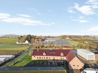 Staden. RUIME LANDELIJKE VILLA MET POTENTIEEL + loods van 435 m2 + loods van 515 m2 . Totaal perceel met tuinen en vijver = +/- 9000m2...