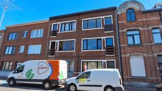Eenvoudig, te renoveren appartement op de 1ste verdieping in een kleinschalig gebouw gunstig gelegen nabij winkels, openbaar vervoer en korte...