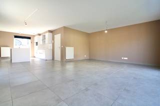 Deze stijlvolle half-open woning is centraal gelegen en geniet van een groot woonvolume met veel lichtinval. Gelegen in een zeer...