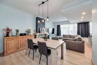 <p><span>Het betreft </span><span>2 geschakelde gelijkvloerse appartementen </span><span>(1 met 1 slk, 1 met 2 slk), momenteel </span><span>gekoppeld </span><span>tot </span><span>1 ruim 3-slaapkamerappartement. </span></p><p><span>Gelegen in </span><span>Wilrijk</span><span>: een gunstige ligging bevinden winkels, openbaar vervoer, scholen, horeca en andere dagelijkse voorzieningen zich in de nabije omgeving. Ook belangrijke invalswegen en de Antwerpse Ring zijn vlot bereikbaar.</span></p><p><span>Het appartement is ontstaan uit de samenvoeging van oorspronkelijk twee afzonderlijke appartementen en vormt vandaag één bijzonder ruim en aangenaam geheel. Hierdoor geniet je niet alleen van uitzonderlijk veel woonruimte, maar ook van een praktische indeling met tal van mogelijkheden.</span></p><p><span>De woning beschikt over een ruime leefruimte, drie volwaardige slaapkamers en twee badkamers. Een absolute troef is de zeer leuke tuin, die voor extra rust en buitenruimte zorgt en het geheel een aangenaam woongevoel geeft.</span></p><p><span>Dankzij de oorspronkelijke indeling als twee appartementen biedt het pand bovendien interessante mogelijkheden op vlak van gebruik en inrichting.</span></p><p><span>Indeling</span><span><br />· Inkomhal<br />· Ruime leef- en eetruimte<br />· Keuken<br />· 3 slaapkamers<br />· 2 badkamers<br />· </span><span>Zeer aangename tuin</span><span><br />· Diverse bergruimtes</span></p><p><span>Troeven</span><span><br />· 3 volwaardige slaapkamers<br />· 2 badkamers<br />· Bijzonder ruim appartement<br />· Ontstaan uit de samenvoeging van 2 appartementen<br />· </span><span>Tal van mogelijkheden naar indeling en gebruik</span><span><br />· Aangename en ruime tuin<br />· </span><span>2 private kelderbergingen</span><span><br />· Elektrische keuring conform!</span></p><p><span>Afmetingen en oppervlaktes zijn indicatief.</span></p><p><span>Dit pand kan onderhevig zijn aan de renovatieverplichting die door de Vlaamse overheid wordt opgelegd voor residentiële gebouwen. Consulteer voor meer informatie de website van het Vlaams Energie- en Klimaatagentschap via https://www.energiesparen.be/renovatieverplichting-residenti%C3%ABle-gebouwen-2023</span></p><p><span>Ben jij geïnteresseerd in dit ruime 3-slaapkamerappartement in Wilrijk, ben je op zoek naar ander vastgoed of wens je de waarde van jouw eigendom te kennen? Dan ben je bij BOLT immo aan het juiste adres! Wij helpen jou graag verder.</span></p>