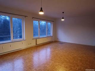 Zeer goed gelegen appartement nabij bushalte en centrum van Lubbeek.Het appartement is gelegen op de tweede verdieping. Indeling: inkomhal, mooie...