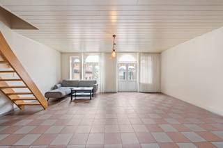 <br />Deze <strong>rendabele</strong> <strong>vastgoedinvestering</strong> is gelegen in het <strong>pittoreske</strong> Blankenberge aan de kust. Het pand onderging een <strong>volledige</strong> <strong>renovatie</strong> in <strong>1996</strong> en omvat een <strong>commerciële</strong> <strong>ruimte</strong> op de begane grond en <strong>drie</strong> ruime <strong>appartementen</strong>, resulterend in een totale <strong>maandelijkse</strong> <strong>huurinkomst</strong> van €<strong>2400,00</strong>. <br /><br />Deze woning is als volgt ingedeeld:<br /><u><strong>Gelijkvloers</strong>: </u> Handelsruimte met een bruikbare vloeroppervlakte van 171m². EPC-label D<br /><u><strong>Eerste</strong> <strong>verdieping</strong>:</u> Ruim twee slaapkamer appartement met een bruikbare vloeroppervlakte van 92 m². EPC-score 356 kWh/m².<br /><u><strong>Tweede</strong> <strong>verdieping</strong>:</u> Ruim twee slaapkamer appartement met een bruikbare vloeroppervlakte van 94 m². EPC-score 433 kWh/m².<br /><u><strong>Derde</strong> <strong>verdieping</strong>:</u> Royaal duplex-appartement met een bewoonbare oppervlakte van 128m². EPC-score 394 kWh/m².<br /><br />Dit pand biedt een uitstekende gelegenheid voor wie op zoek is naar een rendabele investering in vastgoed in Blankenberge, met <strong>diverse</strong> <strong>mogelijkheden</strong>.<br /> 