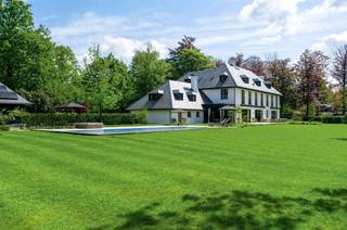 Deze zeer ruime villa is gelegen op een AAA locatie te Brasschaat VriesdonkDe villa werd zeer recent (2021) volledig gerenoveerd en is zowel op...