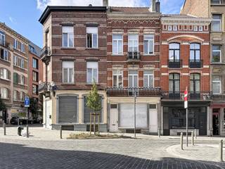 <p>IXELLES – Ideaal gelegen tussen de vijvers en de begraafplaats, op enkele minuten van het Flageyplein en parken zoals de Tuinen van de Abdij en het Bois de la Cambre, vlakbij talrijke openbaarvervoersmogelijkheden en winkels: mooi appartement met 1 slaapkamer op de begane grond van ±51 m², ideaal voor studenten. Bestaande uit een woonkamer van ±13,5 m², een slaapkamer van ±18,5 m², een ingerichte keuken (kookplaten, afzuigkap, koelkast/vriezer), een doucheruimte (douche, wastafel) en een apart toilet met wastafel. Kosten van 150 €/maand, bestaande uit een vast bedrag van 70 €/maand voor de gemeenschappelijke ruimtes en een voorschot van 80 €/maand voor warm water en verwarming. EPC G*. Direct beschikbaar! Afmetingen ter indicatie.</p>
<p></p>
<p><u>Op de begane grond</u>:</p>
<ul>
<li>Woonkamer van ±13,5 m² (3,9 x 3,4)</li>
<li>Slaapkamer van ±18,5 m² (4,4 x 4,2)</li>
<li>Ingerichte keuken (kookplaten, afzuigkap, koelkast/vriezer)</li>
<li>Doucheruimte (douche, wastafel)</li>
<li>Aparte toiletruimte met wastafel</li>
</ul>
<br /><br />
<p>Diverse: Wasserette op het plein vlak tegenover het appartement.</p>