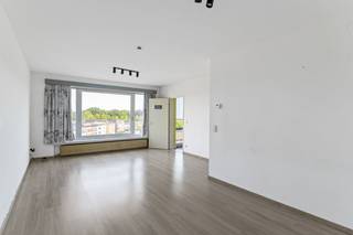 Appartement met 2/3 slaapkamers in residentie Wilghendael.  Ruime inkomhal met toilet, woonkamer met mooi vergezicht aan keuken met balkon, badkamer (dubbele lavabo en ligbad), 2 slaapkamers en 3de kamer als bureel/hobbyruimte.  Extra's: kelderberging, conforme elektrische keuring, gemeenschappelijke fietsenstalling.