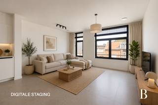 Energiezuinig nieuwbouwappartement met terras en autostaanplaats

In Hoboken bevindt zich dit moderne en energiezuinige appartement, gelegen in een recente nieuwbouw van 2024. Dankzij de kwalitatieve afwerking en duurzame technieken geniet je hier van hedendaags wooncomfort op een vlot bereikbare locatie.

Met een bewoonbare oppervlakte van 65 m² beschikt het appartement over een lichtrijke leefruimte met grote raampartijen, die naadloos overgaat in de open, volledig uitgeruste keuken met moderne toestellen en een strakke afwerking.

Het appartement beschikt over één ruime slaapkamer met aansluitend een Zuid-gericht terras. Daarnaast is er een moderne badkamer met alle hedendaagse comfort, een apart gastentoilet en een praktische berging.

Als BEN-appartement (Bijna-EnergieNeutraal) staat deze woning garant voor een bijzonder laag energieverbruik. Dankzij de aanwezigheid van zonnepanelen en vloerverwarming op basis van een warmtepomp woon je hier comfortabel en duurzaam.

Een enorm pluspunt is de autostaanplaats. Deze is aan te kopen voor €27.000.

Kortom, een instapklaar en duurzaam appartement, ideaal voor wie comfortabel en energiezuinig wil wonen. Contacteer ons voor een bezoek!