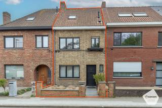 <u><strong>OPENDEURDAG OP ZATERDAG 25 APRIL 2026 tussen 9u30 en 12u30 (op afspraak)</strong></u><br /><br />U kunt een BOD uitbrengen op deze woning, rekening houdend met de AANVANGSPRIJS van <strong>€ 365.000,00 </strong>elk hoger BOD wordt voorgelegd aan de eigenaars die al dan niet kunnen ingaan op dit aanbod.<br /><br />Op een centrale ligging in Sint-Michiels, vlak bij winkels, scholen, openbaar vervoer en lokale handelaars, bevindt zich deze verzorgde &amp; energiezuinige gezinswoning op een perceel van 205 m². De woning werd doorheen de jaren zorgvuldig onderhouden. Dankzij <strong>de zonnige tuin</strong> geniet je hier volop!  Op het gelijkvloers word je verwelkomd in een sfeervolle inkomhal met een aansluitende woonkamer die zeer lichtrijk is en met uitzicht op de tuin. Aansluitend aan de leefruimte is er nog een functionele volledig ingerichte keuken met een aanpalende bijkeuken/ wasplaats. Op de eerste verdieping bevinden zich<strong> 2 volwaardige slaapkamers en een badkamer met douche, wastafel in meubel en een toilet.</strong>  Er is een grote zolderruimte aanwezig te bereiken via een vaste trap. Deze zolder kan perfect worden ingericht als extra slaapkamer(s), hobbyruimte of bureau, afhankelijk van jouw wensen. De tuin heeft nog een extra tuinberging. <strong>Energielabel B, Gekeurde Elektriciteit ,Traplift aanwezig, Regenwaterput van 5000 liter en de woning is asbestveilig! Kan ook een interessante investering zijn!</strong><br /><br /><br /><strong><u>Gelijkvloers:</u></strong>
<ul>
	<li>Sfeervolle inkomhal;</li>
	<li>Lichtrijke leefruimte met uitzicht op de tuin;</li>
	<li>Volledig ingerichte keuken met alle toestellen;</li>
	<li>Wasplaats/Berging achteraan aan de keuken;</li>
	<li>Apart toilet op het gelijkvloers;</li>
	<li>Zonnige tuin met tuinberging;</li>
</ul>
<strong><u>Eerste verdieping:</u></strong>

<ul>
	<li>2 volwaardige slaapkamers;</li>
	<li>Badkamer met douche, wastafel in meubel en hangtoilet;</li>
</ul>
<u><strong>Tweede verdieping te bereiken met vaste trap:</strong></u>

<ul>
	<li>Prachtige zolderkamer die kan ingericht worden als extra slaapkamer /hobbyruimte of bureau</li>
</ul>
<u><strong>Troeven:</strong></u>

<ul>
	<li>Regenwaterput van 5000 liter;</li>
	<li>Asbestveilige woning;</li>
	<li>Gekeurde Elektriciteit;</li>
	<li>Energielabel B;</li>
	<li>Traplift aanwezig.</li>
</ul>
<br />Voor meer informatie of verdere vragen over deze woning contacteer ons via: oostkamp@caenen.be<br /> 