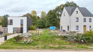<p>Bij ImmoFusion 7/7 “open huis” : klik op onze 3D-TOUR.<br /><br /><br />In de rustige en groene Aanhofstraat in Heusden-Zolder bevindt zich deze mooie bouwgrond van 554 m², geschikt voor een halfopen bebouwing. De grond ligt in een nieuwe verkaveling en biedt achteraan een fraai uitzicht op de omliggende bossen. De ligging combineert rust en natuur met een uitstekende bereikbaarheid: de oprit van de autosnelweg E314 bevindt zich op korte afstand. De locatie is centraal gelegen tussen Heusden, Houthalen en Zonhoven, waardoor alle voorzieningen zoals winkels, scholen en recreatie makkelijk bereikbaar zijn. De omgeving is bosrijk, rustig en kindvriendelijk, ideaal voor wie op zoek is naar een aangename woonomgeving met veel groen.</p>
<p>Bouwvoorschriften<br />- Type bebouwing: halfopen bebouwing<br />- Perceeloppervlakte: 554 m²</p>
<p>Hoofdgebouw<br />- Maximale bouwdiepte gelijkvloers: 15 meter<br />- Maximale bouwdiepte verdieping: 12 meter<br />- Maximale bouwhoogte tot aan de kroonlijst: 6,5 meter<br />- Daktype: plat dak</p>
<p>Aanbouw<br />- Maximale bouwlaag: 1 bouwlaag<br />- Maximale kroonlijsthoogte: 3,5 meter onder de kroonlijst van het hoofdgebouw<br />- Daktype: plat dak</p>
<br />
<p>Pluspunten:<br /><br />-Rustige ligging in een nieuwe verkaveling<br />-Achteraan uitzicht op een bosrijk gebied<br />-Groene en kindvriendelijke omgeving<br />-Centrale ligging tussen Heusden, Houthalen en Zonhoven<br />-Vlotte aansluiting met de autosnelweg E314<br />-Ruim perceel met mogelijkheden voor moderne architectuur<br />-Ideale combinatie van rust, natuur en bereikbaarheid<br /><br /><span>Maatregelen opgenomen in het Maatregelenregister: nee</span></p>
<p><span>Een bezichtiging ter plaatse of meer info, bel ons op 078/78.78.70, of kom gewoon binnen op ons kantoor, steeds welkom!</span></p>