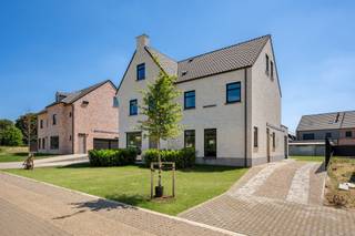 Prachtige energiezuinige HOB-villa (A+) met 4 slaapkamers en hoogwaardige afwerking! (195 m²). In een rustige nieuwbouwwijk vind je deze...