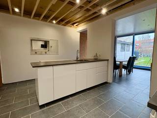 Bij het binnentreden van de woning kom je terecht in de gezellige leefruimte, die verwarmd wordt met een gaskachel. Aansluitend bevindt zich...