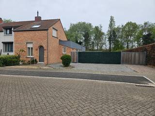 BEZOEK AANVRAGEN ENKEL MOGELIJK VIA VOLGENDE LINK: https://verlinden.mijnhuurprofiel.be/property/f5e89e06-7045-4316-b57b-d3dd20972f7a<br /><br />Deze gezellige woning met 3 slaapkamers is rustig gelegen in OLV-Olen met een vlotte verbinding naar omliggende gemeenten.<br /><br />Via de inkomhal kom je terecht in de eetkamer met open keuken. Deze is uitgerust met een vaatwasser, koelkast, vriezer, inductiekookplaat, afzuigkap, spoelbak en voldoende opbergruimte. Aansluitend is de zithoek met bureauruimte en berging aanwezig. <br />Op het gelijkvloers bevinden zich nog een ruime berging, apart toilet en wasplaats.<br /><br />Op de verdieping vind je 3 slaapkamers, een apart toilet en de badkamer, voorzien van een ligbad, inloopdouche en dubbele wastafel in meubel. <br /><br />De tuin is volledig omheind en aangelegd met 2 terrassen. Het tuinhuis biedt extra berging.<br /><br />Huurprijs: €1.100/maand | beschikbaarheid: 01/06/2026 | EPC: 400 kWh/m²
