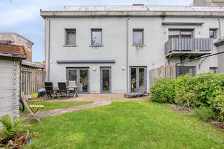 The bright living room provides a view and access to the garden. There is an open kitchen that is equipped with an induction stove, extractor,...