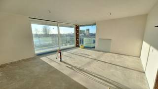 <strong>Appartement 1.03 – Luxueus en ruim wonen met groot terras in Klaverstuk 24</strong><br /><br />Stap binnen in appartement 1.03, een uitzonderlijk appartement op de eerste verdieping van het moderne Klaverstuk 24 in Zedelgem.<br />Met zijn royale leefruimte, drie slaapkamers, twee badkamers en een riant terras is dit appartement perfect voor wie stijlvol en comfortabel wil wonen.
<h4><strong>Kenmerken van appartement 1.03</strong></h4>

<ul>
	<li>* Bewoonbare oppervlakte: 103 m²</li>
	<li>* Inkomhal met vestiaire en apart gastentoilet voor extra gemak.</li>
	<li>* 3 ruime slaapkamers, ideaal voor gezinnen of wie extra ruimte zoekt.</li>
	<li>* 2 badkamers: één met meubel en inloopdouche, en één met meubel en ligbad.</li>
	<li>* Lichtrijke leefruimte dankzij grote raampartijen, met een stijlvolle open keuken.</li>
	<li>* Handige wasplaats voor extra opbergruimte.</li>
	<li>* Ruim terras van 23 m², perfect om te ontspannen en te genieten van het buitenleven.</li>
	<li>* Inclusief ondergrondse parkeerplaats en fietsenberging.</li>
</ul>

<h4><strong>Hoogwaardige afwerking en energiezuinig wonen</strong></h4>
Appartement 1.03 combineert moderne afwerking met duurzame technieken:

<ul>
	<li>* Vloerverwarming voor optimaal comfort in alle ruimtes.</li>
	<li>* Warmtepomp en zonnepanelen voor een energiezuinige en milieuvriendelijke woning.</li>
	<li>* Een uitzonderlijk laag E-peil van 30, wat recht geeft op vrijstelling van de onroerende voorheffing.</li>
</ul>

<h4><strong>Wonen in het hart van Zedelgem</strong></h4>
Gelegen in een rustige en groene omgeving biedt Klaverstuk 24 u een ideale woonomgeving met alle voorzieningen binnen handbereik.<br />Met vlotte verbindingen naar het centrum van Zedelgem, Brugge en omliggende steden combineert u hier rust en bereikbaarheid.<br />Met zijn ruime indeling en luxueuze afwerking is appartement 1.03 een unieke kans.<br /><strong>Contacteer ons vandaag nog voor meer informatie of een bezichtiging.</strong><br /><br />Hier begint uw nieuwe woonverhaal!<br /><br /><strong>051 21 11 11 of matias@imfiro.be</strong>