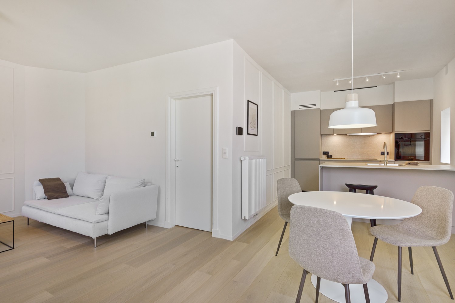 Gerenoveerd appartement met 2 ruime slaapkamers in historisch gebouw - foto 4