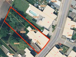 De woningen bevinden zich samen in in totaal te renoveren of te slopen/totaal te herbouwen staat. De publicatie van deze eigendommen bestaan uit...