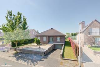 VERZORGDE EN VOLLEDIG GELIJKVLOERS INGERICHTE GEZINSWONING MET 3 SLAAPKAMERS EN TUIN IN RIEMST<br /><br />*** Bekijkt U deze woning via een aanverwante website? Surf dan naar https://matisimmo.be/nl/aanbod/4397139/huis-te-koop-in-3770-riemst en klik op volgende link voor het INTERACTIEF GRONDPLAN: https://grondplan.matisimmo.be/grondplan/?map=RiemstPanoramalaan14 ***<br /><br />Deze vrijstaande woning met gelijkvloerse indeling is gelegen in het centrum van Riemst, een rustige doch centrale ligging. Riemst is een landelijke gemeente met vlotte verbinding naar de gezellige steden Bilzen en Maastricht. Dankzij deze ligging zijn er op wandelafstand of op slechts enkele minuten rijden veel voorzieningen bereikbaar. Zo zijn er verschillende supermarkten, een lokale bakker, eetgelegenheden, openbaar vervoer, school, etc in de directe omgeving.<br /><br />De woning werd goed onderhouden en is volledig gelijkvloers ingericht. Daarbuiten is deze ook onderkelderd, wat maakt dat er veel opbergruimte is.<br /><br />In de woning werd er een praktische indeling aangehouden met links van de inkomhal het woongedeelte en rechts de slaapkamers met badkamer. In het verlengde van de inkomhal is een apart toilet voorzien.<br />De ruime woonkamer geniet van veel daglicht dankzij de meerdere, grote raampartijen. Vervolgens geeft de woonkamer toegang tot de keuken met zicht op de tuin. Vanuit de naastgelegen hal kan men naar het aansluitend terras en de tuin. Deze hal komt eveneens uit op de 3 ruime slaapkamers en badkamer. De badkamer is uitgerust met een inloopdouche en wandmeubel met dubbele lavabo.<br /><br />Verder beschikt men over verschillende ruimtes in de kelder die multifunctioneel ingezet kunnen worden (hobbyruimte, voorraad, …) ofwel als extra opbergruimte. Een extra pluspunt is dat er een inpandige garage voorzien is, deze komt hier uit.<br /><br />Tot slot geniet men nog van 2 terrassen; een aangenaam overdekt terras met uitzicht over de onderhoudsvriendelijke tuin én een ruim terras in de tuin. De tuin met zuid-westelijke oriëntatie is volledig omheind waardoor men er in alle rust en privacy kan vertoeven.<br /><br />Wilt u graag een bezoek inplannen voor deze woning? Neem vrijblijvend contact op via 089/44 00 00 of info@matisimmo.be<br /><br />De vermelde woonoppervlakte is steeds de bruikbare vloeroppervlakte overgenomen uit het EPC-verslag.<br /><br /><em>Dit pand kan onderhevig zijn aan de renovatieverplichting die door de Vlaamse overheid wordt opgelegd voor residentiële gebouwen. Consulteer voor meer informatie de website van Vlaanderen via </em><em>https://www.vlaanderen.be/een-huis-of-appartement-kopen/renovatieverplichting-voor-residentiele-gebouwen</em><br /><br /><u>Aanpassingen om te voldoen aan de renovatieplicht:</u><br />- CV-ketel vervangen door een condenserende gaswandketel klasse A<br />Bijkomend om een laag label D te behalen:<br />-  zoldervloerisolatie plaatsen (18cm MW isover isoconfort 35)<br /><br /><em>Bestuursmaatregelen in het maatregelenregister: nee</em><br /> 