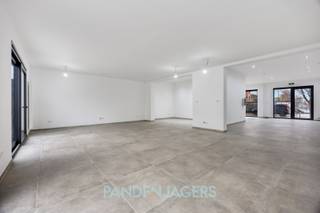 Op een topligging, vlak aan het station van Duffel, bevindt zich dit handelspand van 162 m² dat in 2026 volledig werd gerenoveerd en modern...