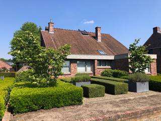 INSTAPKLARE WONING TE BOCHOLT (KAULILLE)<br />Instapklare woning voorzien van alle luxe en comfort, met rust en een prachtige tuin om van te genieten.<br />De woning is gelegen op minder dan 10 minuten van de Nederlandse grens. De woning is gedeeltelijk gerenoveerd in 2019.<br />Ze werd ingericht met duurzame en stijlvolle materialen en is gelegen op een perceel van 7 are 80 ca.<br />U geniet van een verzorgde en omheinde tuin voorzien van sproei-installatie.<br />De EPC-score is zeer gunstig : Type B en 181 kwh.<br />Scholen, winkels en bushalte zeer nabij.<br />Indeling :<br />Gelijkvloers :<br />•Airconditioning<br />•Aparte zithoek met gashaard, eetkamer en keuken met zicht op tuin<br />•Ruim bureel met open zicht op leefruimte, ideaal voor thuiswerk<br />•Gastentoilet<br />•Badkamer met douche<br />•Wasplaats uitgerust met inbouwkasten en ruimte voorzien voor wasmachine en droogkast.<br />•Extra leefruimte : kan gebruikt worden als speel – hobby ruimte of slaapkamer <br />•Bergplaats <br /><br />Verdieping<br />•Ruime hal met overloop<br />•3 slaapkamers waarvan 2 voorzien van airconditioning en maatkasten<br />•Badkamer met ligbad en toilet, voorzien van vloerverwarming en airconditioning<br />•Extra kamer, in te vullen naar wens ( berging, slaapkamer, bureel)<br /><br />Tuin:<br />•Ruime tuinberging met mogelijkheid tot opladen van elektrische fietsen<br />•Aangelegde tuin met sproei installatie<br />•Natuurstenen terras<br />•2 autostandplaatsen vooraan de woning<br />