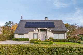 <p>Uiterst rustig gelegen royale villa met fraai aangelegde tuin op ca. 2420m²</p>
<p>Imposante inkomhal met vestiaire en gastentoilet. De inkomhal geeft ook meteen toegang tot het bureau.</p>
<p>Via dubbele eikenhouten deuren komt u in de ruime L-vormige woonkamer op natuursteen met vloerverwarming, een sfeervolle houthaard en een panoramisch zicht op de aangelegde tuin alsook het zonneterras.</p>
<p>Geïnstalleerde keuken met gezellig ontbijthoekje, praktische bergplaats met aansluiting voor de was- en droogmachine. Nachthal met praktische ingemaakte kasten, master bedroom, badkamer met ligbad, douche en dubbele wastafel. Dubbele inpandige garage met automatische paneeldeur.</p>
<p>Via de prachtige eiken trap komt u op de overloop van de slaapverdieping waar zich 4 bijzonder ruime slaapkamers, nachttoilet, kleedkamer en de badkamer liggen. De geïsoleerde zolder is te bereiken met een schuiftrap.</p>
<p>Buiten:</p>
<p>Mooi aangelegde tuin die geniet van volledige privacy met groot (nieuw aangelegd) zonneterras ca. 85 m²! handig beregeningssysteem, 2 tuinbergingen, mooie vijverpartijen en afgezet extra stuk voor kippen of konijnen.</p>
<p>Kortweg een droom voor wie rust en ruimte kan waarderen.</p>
<p>Bijzonderheden:</p>
<ul>
<li>Natuurstenen vloeren</li>
<li>Eiken trap en binnendeuren</li>
<li>Dubbele inpandige garage</li>
<li>Elektrische rolluiken met tijdschakelaar</li>
<li>Deels vloerverwarming</li>
<li>Nieuwe zonnepanelen geplaatst 2023</li>
<li>CV vervangen 12/2023</li>
</ul>