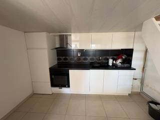 Ruime gezinswoning met 5 slaapkamers in Veurne.In het rustige en vlot bereikbare Veurne bieden wij deze ruime woning te huur aan, ideaal voor grote...