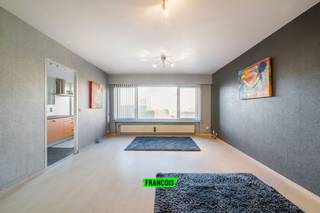 Dit instapklare appartement van 79 m² is gelegen op de eerste verdieping van een rustige en verzorgde residentie, op slechts 200 meter van het prachtige Maria Hendrikapark in Oostende. Een ideale ligging voor wie houdt van rust, groen en toch een vlotte bereikbaarheid.<br /><br />Het appartement beschikt over een ruime inkomhal met aparte vestiaire en twee praktische bergingen, waarvan één voorzien is van een aansluiting voor wasmachine. De leefruimte bestaat uit een lichtrijke eetkamer met aansluitende zithoek en geniet van een aangenaam open zicht. Aansluitend bevindt zich de aparte, ingerichte keuken.<br /><br />Verder zijn er twee ruime slaapkamers: één aan de voorzijde en één aan de achterzijde van het appartement. De achterste slaapkamer geeft uit op een zuidwestgericht terras, waar u in alle rust van de zon kunt genieten.<br /><br />In de ondergrondse verdieping hoort parkeerplaats nr. 15 inclusief bij het appartement. Daarnaast is er een gemeenschappelijke fietsenstalling in het gebouw.<br /><br />Recent werden op het volledige dak van de residentie zonnepanelen met batterij geplaatst, wat bijdraagt aan een energiezuinig en toekomstgericht wooncomfort.<br /><br />EPC: B-label.<br /><br />Bent u op zoek naar een comfortabel en gunstig gelegen appartement nabij een van de mooiste wandelparken van Oostende? Plan dan vandaag nog uw bezoek!