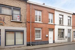Instapklare woning met o.a. een bewoonbare oppervlakte van 152 m², 5 slaapkamers en garage die toegankelijk is via de Raeymaeckersvest. EPC label...