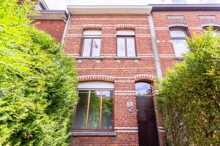 Ruime gezinswoning in het centrum van Borsbeek, met charmante gevel en leuk tuintje.Indeling:Glv: kleine voortuin, ideaal om fietsen en dergelijke te...