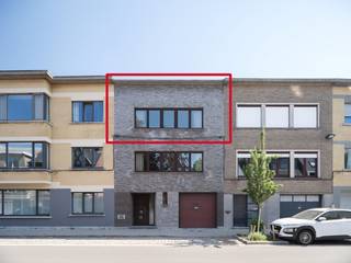 In een rustige straat van Sint-Amandsberg, vind je dit uitstekend onderhouden appartement met een bewoonbare oppervlakte van 126 m², inclusief...