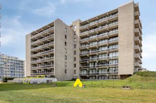 Vous recherchez un investissement sans souci ou votre propre pied-à-terre à la côte ? Ce charmant studio entièrement meublé et prêt à emménager est situé au rez-de-chaussée de la Résidence KLIF, à seulement 75 mètres de la plage.<br /><br />Dès l’entrée, vous découvrez un hall pratique avec lit superposé. Le séjour lumineux, équipé d’un lit escamotable mural (160 x 200 cm), s’ouvre harmonieusement sur une cuisine entièrement équipée, idéale pour profiter de moments de détente. La salle de bains comprend une baignoire avec douche, un lavabo et des toilettes. L’ensemble du studio bénéficie d’un éclairage LED intelligent et de qualité.<br /><br />Son atout majeur ? Une exceptionnelle terrasse de 28 m² offrant une magnifique vue sur les dunes, un privilège rare à une telle proximité de la mer.<br /><br /><em>Possibilité d’acquérir un emplacement de parking souterrain.</em><br /><br />La résidence propose également de nombreux équipements : une piscine chauffée récemment rénovée, un terrain de pétanque ainsi qu’un local à vélos commun. Le centre de char à voile se trouve juste à côté de l’immeuble, tandis que la réserve naturelle, les transports en commun et la digue sont accessibles à pied.<br /><br /><strong>Un investissement attractif avec un rendement démontré</strong><br />Ce studio est exploité avec succès en location de vacances et affiche d’excellents résultats :<br />• 2023 : 196 nuitées louées<br />• 2024 : 194 nuitées louées<br />• 2025 : 207 nuitées louées<br /><br /><strong>Les atouts en un coup d’œil :</strong><br />✔ Situation exceptionnelle à proximité immédiate de la plage et des dunes<br />✔ Entièrement meublé et prêt à emménager<br />✔ Grande terrasse ensoleillée avec vue unique<br />✔ Rendement locatif attractif et stable