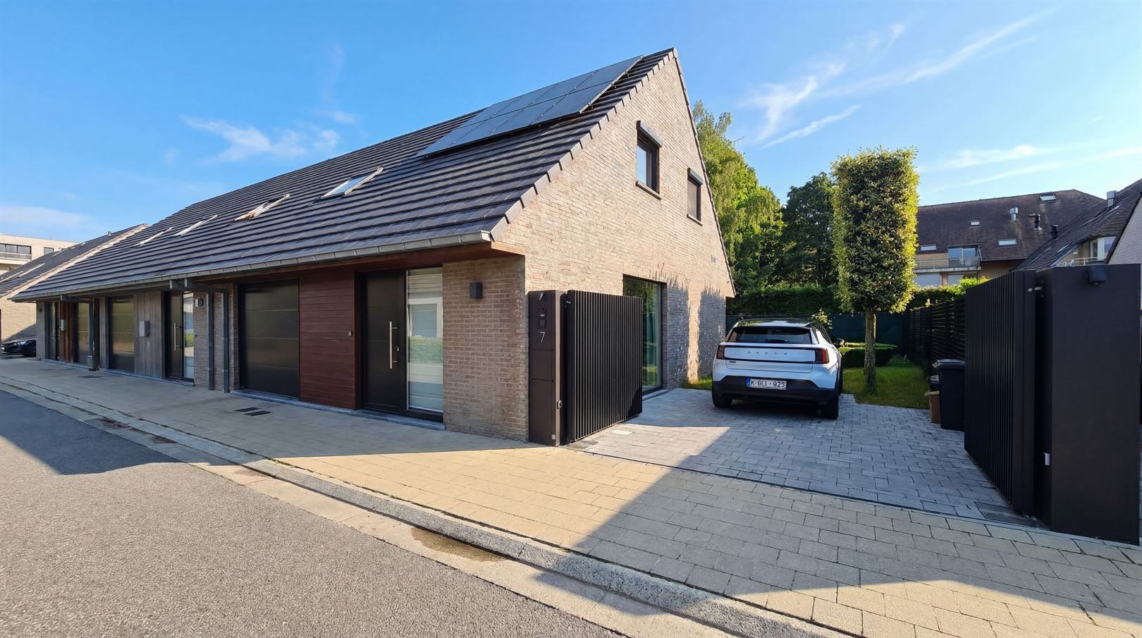 Recente, sterk uitgerust huis met tuin in goede buurt - foto 1