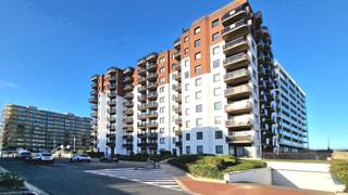 GEZELLIG &amp; LICHTRIJK HOEKAPPARTEMENT MET 2 SLAAPKAMERS + GROOT ZONNETERRAS + ZIJDELINGS ZEEZICHT GELEGEN VLAKBIJ HET STRAND EN DE LEOPOLD I ESPLANADE TE DE PANNE <br />Bestaande uit hall, living met groot zonneterras en zijdelings zeezicht, uitgeruste open keuken, 2 slaapkamers, badkamer met douche, lavabo en apart toilet. Vuilnislokaal en fietsenberging aanwezig. U vindt meer informatie op onze eigen website, www.immocattaert.be, onder de rubrieken "kenmerken en documenten". Bezichtigingen enkel op afspraak. TOPLIGGING!
