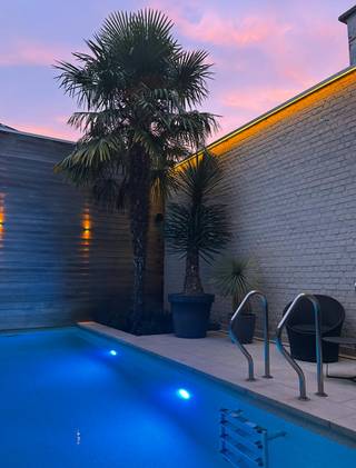 Commerciële Ruimte (222 m²)Op het gelijkvloers bevinden zich twee volledig uitgeruste en succesvol geëxploiteerde badhuizen, samen goed voor...