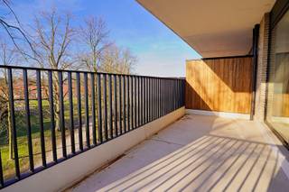 Park Viridis is een uniek woonproject gelegen nabij het centrum van Beveren, in een bijzonder groene en rustige omgeving. Energiezuinig wonen staat hier centraal.<br />De afwerking van deze appartementen bevindt zich in de eindfase en bieden alle modern comfort. Er kunnen nog aanpassingen gebeuren op het vlak van keuken en badkamer, volledig in samenspraak en volgens de voorziene budgetten in het lastenboek.<br />Het project bestaat uit meerdere woonentiteiten en is omgeven door een prachtig groen park van maar liefst 7.000 m². Elk appartement beschikt over een ruim en gezellig terras met zicht op de tuin.<br />Voor dit hedendaagse project wordt gewerkt met de allernieuwste technieken, waaronder zonnepanelen en warmtepompen met vloerverwarming en vloerkoeling. Daarnaast is er de mogelijkheid om een ondergrondse parkeerplaats aan te kopen.<br />Wenst u deze unieke kans niet te laten voorbijgaan? Maak dan gerust een afspraak. <br /><br />referentie: 4602