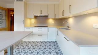 Zeer ruime alleenstaande villa op 538m² grond. Er werden al verschillende  renovaties uitgevoerd.  Het sanitair en de keuken zijn enkele jaren...