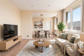 Bent u op zoek naar een instapklaar appartement waar ruimte, rust en comfort perfect samenkomen? Dan zal dit prachtig gerenoveerde tweeslaapkamerappartement van maar liefst 105 m² u ongetwijfeld weten te bekoren.<br /><br />Gelegen in een rustige, groene straat vlak bij de Wellington Golf geniet u hier van een aangename woonomgeving, terwijl het strand, winkels en het centrum van Oostende zich op korte afstand bevinden.<br />Bij het betreden van het appartement komt u terecht in een ruime inkomhal die toegang biedt tot de lichtrijke woonkamer. De moderne open keuken is volledig vernieuwd en uitgerust met alle hedendaagse comfort. Verder beschikt het appartement over twee volwaardige slaapkamers en een stijlvolle badkamer met inloopdouche.<br /><br />Troeven:
<ul>
<li>Volledig gerenoveerd en instapklaar</li>
<li>Bewoonbare oppervlakte van 105 m²</li>
<li>Rustige en groene ligging nabij de Wellington Golf</li>
<li>Conforme elektrische installatie</li>
<li>Kleinschalige residentie</li>
<li>Geen lift, dus bijzonder lage syndickosten</li>
</ul>
<br />Een ruim, energiezuinig en kwalitatief afgewerkt appartement op een gegeerde locatie in Oostende. Ideaal als vaste woonst, tweede verblijf of interessante investering.