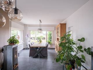 Deze charmante woning, gelegen in de rustige Roskamstraat te Merelbeke, biedt een unieke combinatie van rust en bereikbaarheid. Dit eigendom bevindt zich in een groene, residentiële omgeving met doch een zeer vlotte verbinding naar de belangrijkste invalswegen, Gent en Merelbeke-centrum. Scholen, winkels en openbaar vervoer bevinden zich binnen handbereik, wat deze locatie bijzonder aantrekkelijk maakt voor wie op zoek is naar een rustige thuisbasis zonder in te boeten aan bereikbaarheid.
De woning werd oorspronkelijk gebouwd in 1963 en de voorbije jaren stapsgewijs en met zorg gerenoveerd, waardoor hedendaags comfort en de charme van weleer perfect samengaan. Het pand staat op een perceel van maar liefst 1.238 m², wat garant staat voor privacy en buitenruimte in overvloed.
De woning betreedt u via de ruime inkomhal met afzonderlijk gastentoilet. De hal geeft toegang tot de leef- en eetruimte, die door de grote raampartijen baadt in het natuurlijke licht. Aansluitend vindt u een moderne, volledig uitgeruste keuken, afgewerkt met een hedendaagse tegel die de doorlopende, strakke uitstraling van het gelijkvloers versterkt. Ook de badkamer bevindt zich op deze verdieping en is voorzien van een dubbele lavabo, een inloopdouche en een ligbad. Een aansluitende bureauruimte biedt de nodige flexibiliteit en kan naar wens ook als extra slaapkamer worden ingericht.
Tevens biedt het gelijkvloers een lichtrijke veranda, die dienst doet als extra leefruimte en een prachtig zicht biedt op de aangelegde tuin en groene omgeving.
Op de eerste verdieping bevindt zich de ruime master bedroom, aangevuld met twee bijkomende slaapkamers. Dit verdiep beschikt bovendien over apart sanitair en ruim voldoende bergruimte, ideaal voor een gezin.
Buiten wacht u een prachtig aangelegde tuin, dé plek om tot rust te komen na een drukke dag. De oprit biedt voldoende parkeergelegenheid, terwijl de garage en de ruime tuinberging extra opslagcomfort garanderen.
Kortom, een woning die rust, ruimte en bereikbaarheid moeiteloos combineert. Benieuwd? Contacteer vandaag ons kantoor voor info en plan uw bezichtiging in.