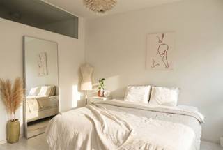 <p><span>GENT- Steendam: Ben je op zoek naar een lichtrijk gerenoveerd appartement in centrum Gent op wandelafstand van de Sint-Jacobskerk? Dan is dit mogelijk exact wat je zoekt.</span></p><p><span> </span></p><p><span>De belangrijkste troeven:</span></p><ul><li><span>Vlotte bereikbaarheid met openbaar vervoer</span></li><li><span>Lichtrijke leefruimtes</span></li><li><span>Nabij belangrijke in- en uitvalswegen</span></li><li><span>Winkels, supermarkten, bars en restaurants op wandelafstand</span></li></ul><p><span> </span></p><p><span>Indeling:</span></p><p><span>Inkomhal, leefruimte met open ingerichte keuken (keramische kookplaat, dampkap, oven en koelkast), badkamer uitgerust met ligbad/douche, lavabomeubel en toilet (incl. aansluiting voor wasmachine), slaapkamer met bijhorende dressing. <br />Het appartement heeft hoge plafonds wat bijdraagt tot veel lichtinval.</span></p><p><span> </span></p><p><span>Belangrijke informatie:</span></p><p><span>Huurprijs: €895 + € 50 onderhoud algemene delen. EGW (elektriciteit, gas, water) afzonderlijk af te rekenen. Domicilie verplicht.</span></p><p><span>Beschikbaar vanaf: 01/09/2026 (mogelijkheid 16/08/2026 in samenspraak met huidige bewoner)</span></p><p><span>EPC (B): 121 kWh/m³ jaar</span></p><p><span> </span></p><p><span>Interesse in dit tof appartement? Vraag dan snel jouw bezoek aan via onze website www.axellenaerts.be!</span></p>